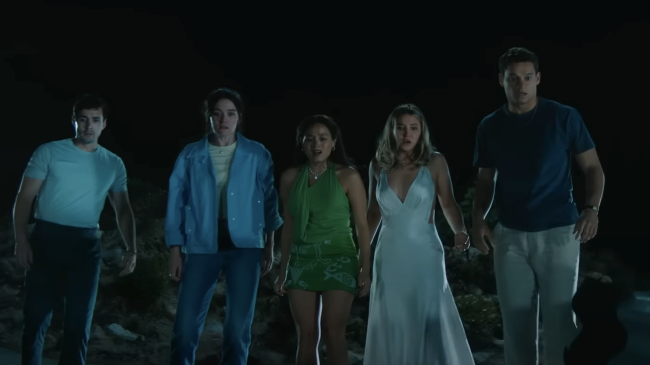 Jonah Hauer-King, Sarah Pidgeon, Chase Sui Wonders, Madelyn Cline et Tyriq Withers regardent tous avec horreur en bas d'une colline dans I Know What You Did Last Summer 2025