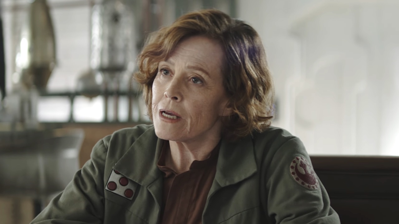 Colonel Ward sitzt am Tisch und unterhält sich mit Din Djarin in „The Mandalorian“ und „Grogu“.