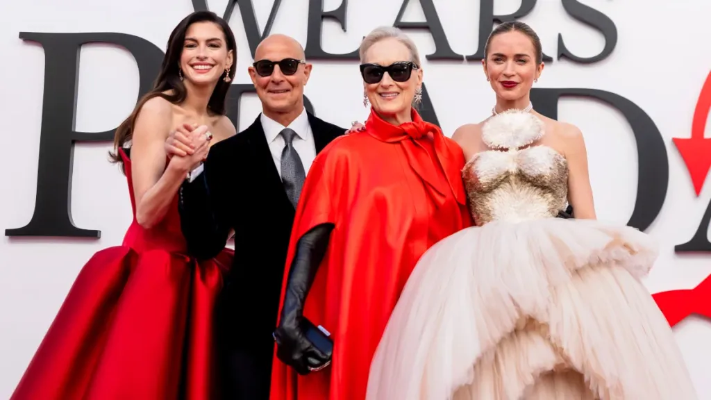 Anne Hathaway, Stanley Tucci, Meryl Streep et Emily Blunt posent pour des photos sur le tapis rouge lors de la première projection de 