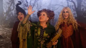 (De gauche à droite) : Kathy Najimy dans le rôle de Mary Sanderson, Bette Midler dans le rôle de Winifred Sanderson et Sarah Jessica Parker dans le rôle de Sarah Sanderson dans le live-action HOCUS POCUS 2 de Disney, exclusivement sur Disney+. Photo de Matt Kennedy. © 2022 Disney Enterprises, Inc. Tous droits réservés.