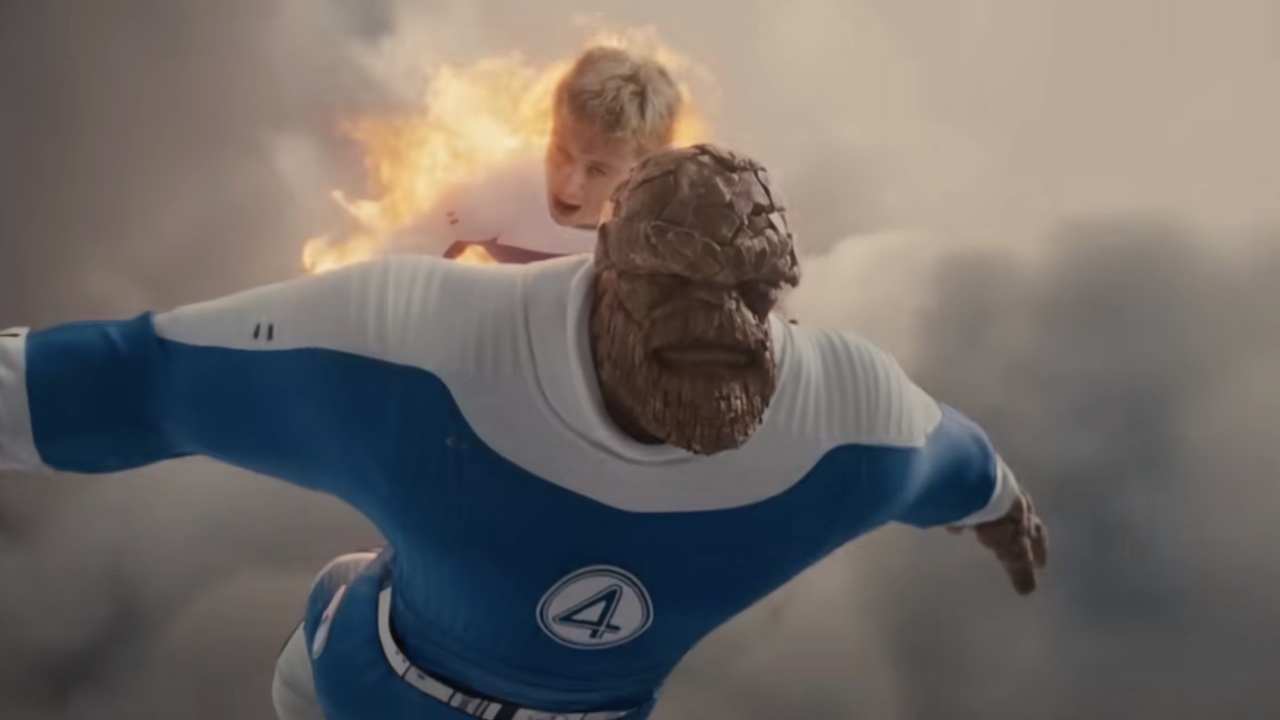 Johnny Storm fait voler un Ben Grimm barbu et rocheux dans les airs dans Les Quatre Fantastiques : Premiers Pas