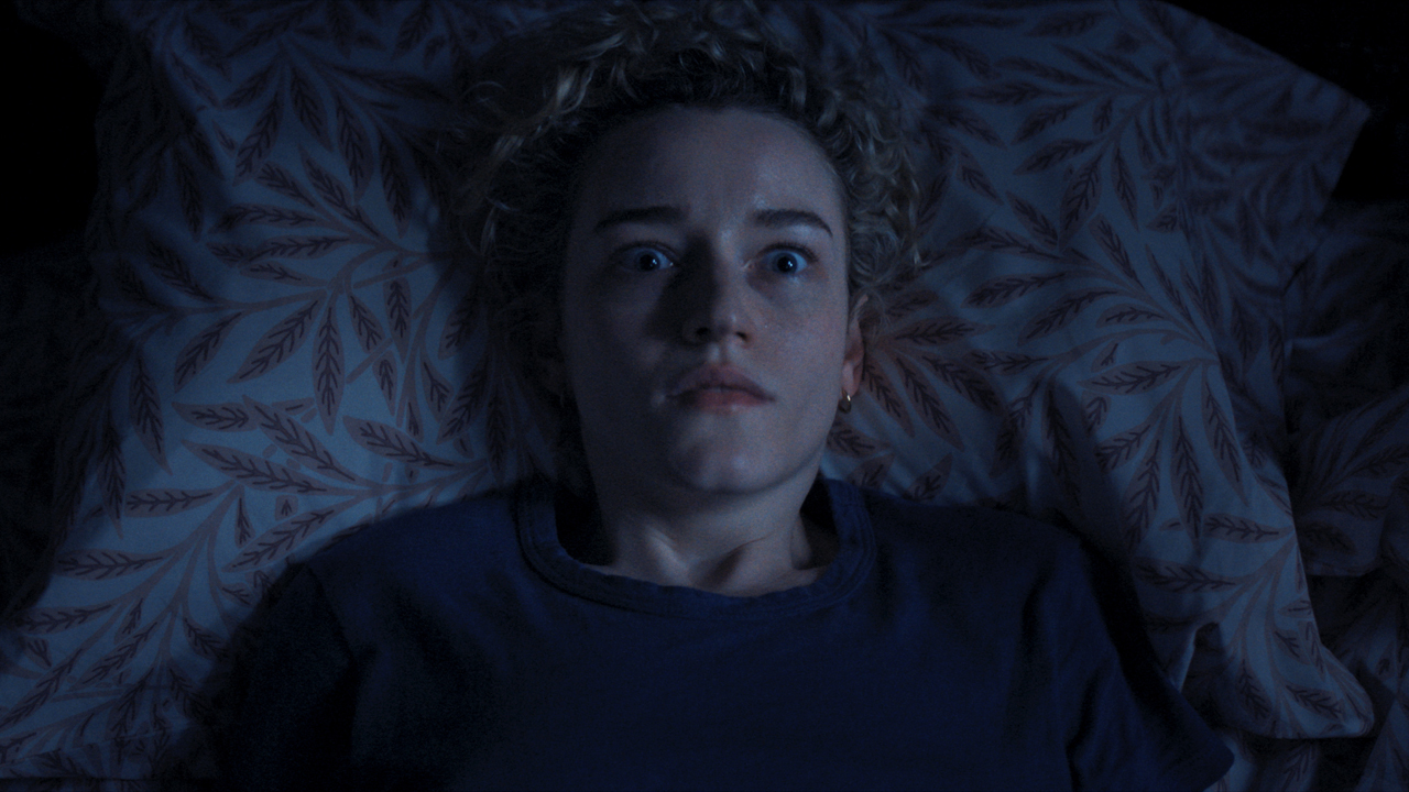Julia Garner dans le rôle de Justine au lit dans Weapons