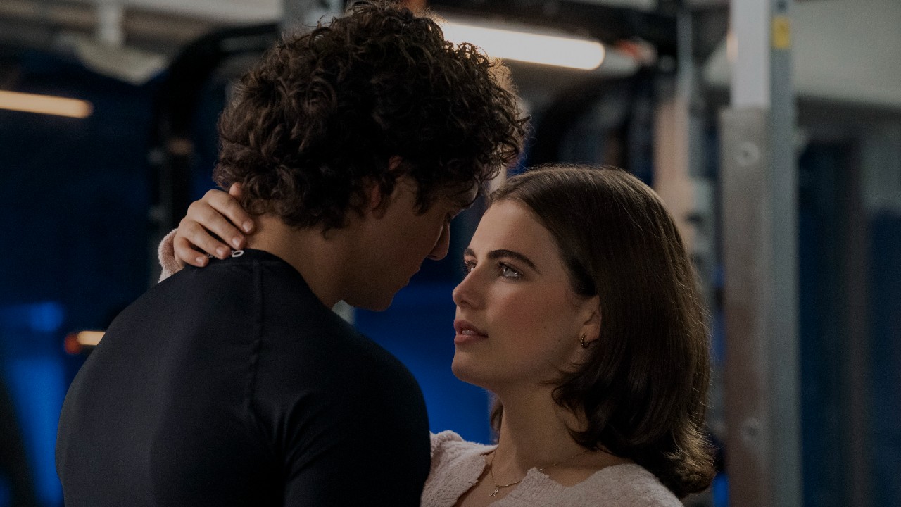 De gauche à droite : Garrett (Belmont Cameli) regardant Hannah (Ella Bright), et Hannah tenant la nuque de Garrett et le regardant.
