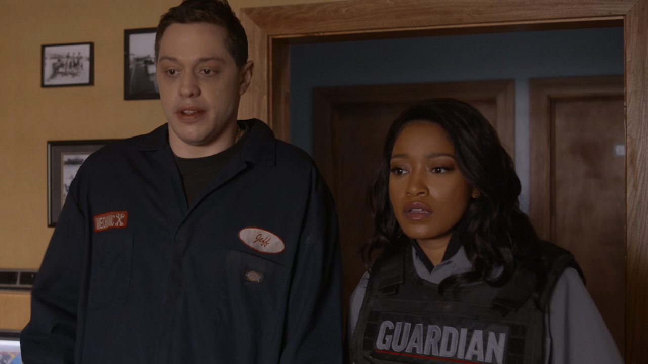 Travis et Zoe debout dans un restaurant dans The Pickup