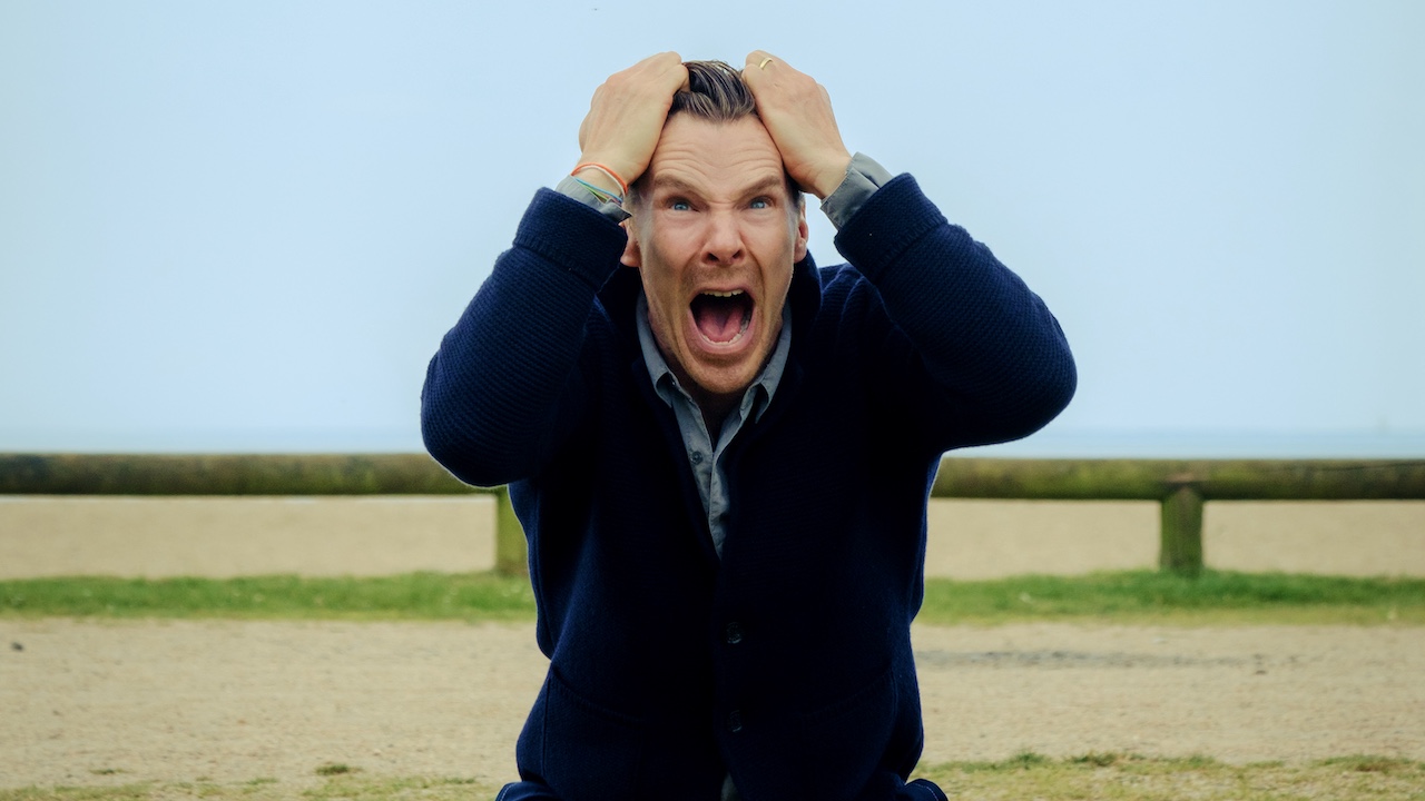Benedict Cumberbatch schreit in „The Roses“ mit auf dem Kopf liegenden Händen auf einem Feld