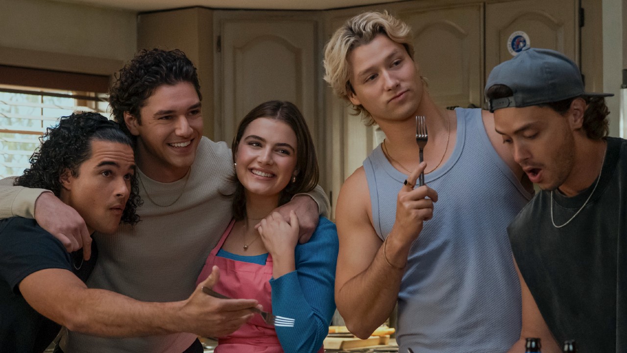De gauche à droite : Tucker, Garrett et Hannah posant ensemble, Dean tenant une fourchette et Logan baissant les yeux.