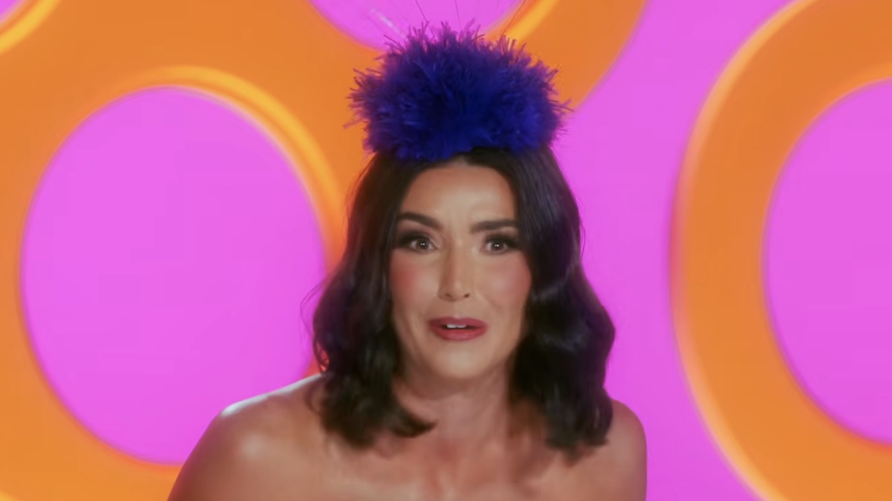 Bronwyn Newport à la table de jugement dans la bande-annonce de RuPaul's Drag Race : All Stars 11.